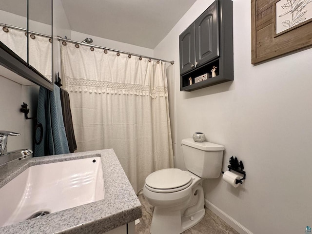 full bath featuring a shower with curtain, toilet, baseboards, and a sink