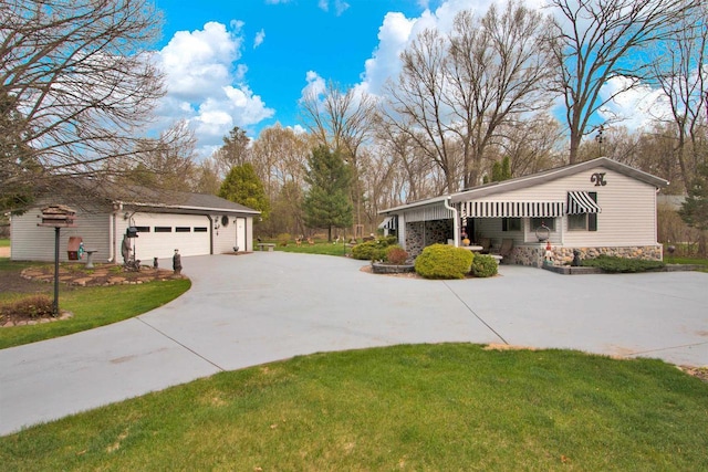 view of side of property featuring an outdoor structure, a detached garage, and a yard