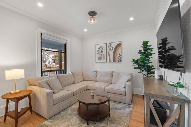 living area with recessed lighting, baseboards, crown molding, and light wood finished floors