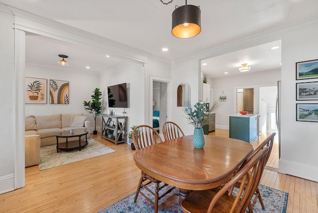 dining area with recessed lighting, light wood-type flooring, baseboards, and ornamental molding