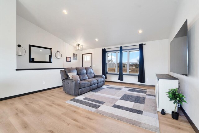 living room featuring recessed lighting, baseboards, light wood-style floors, and vaulted ceiling