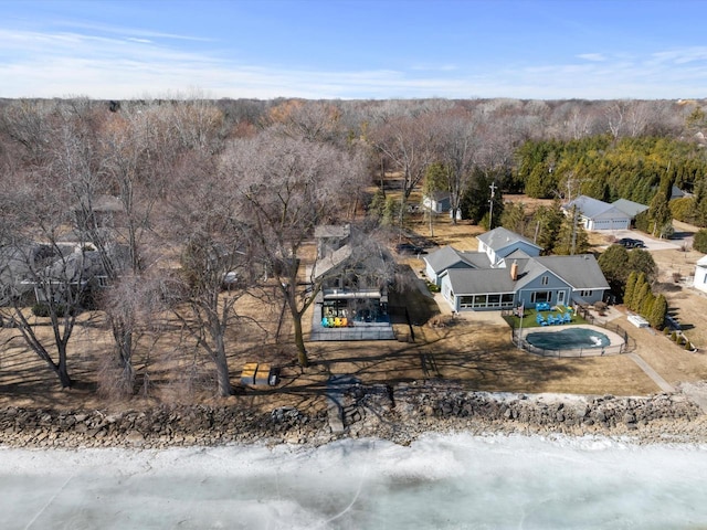 birds eye view of property featuring a forest view