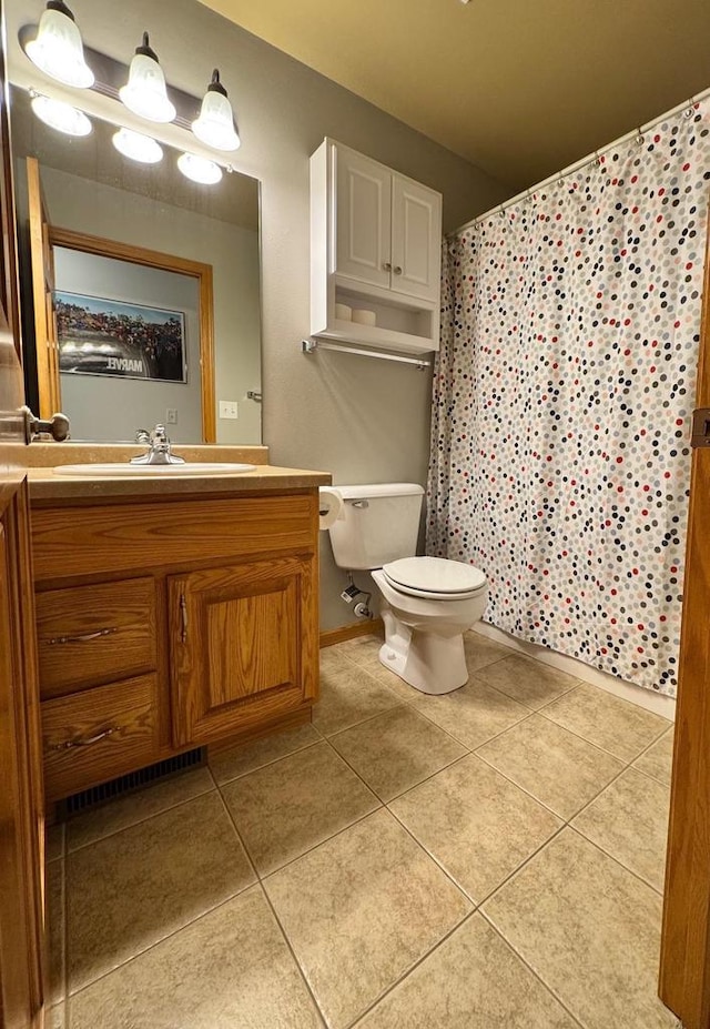 full bathroom featuring tile patterned floors, toilet, curtained shower, and vanity