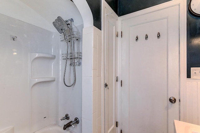 bathroom with shower / bathtub combination