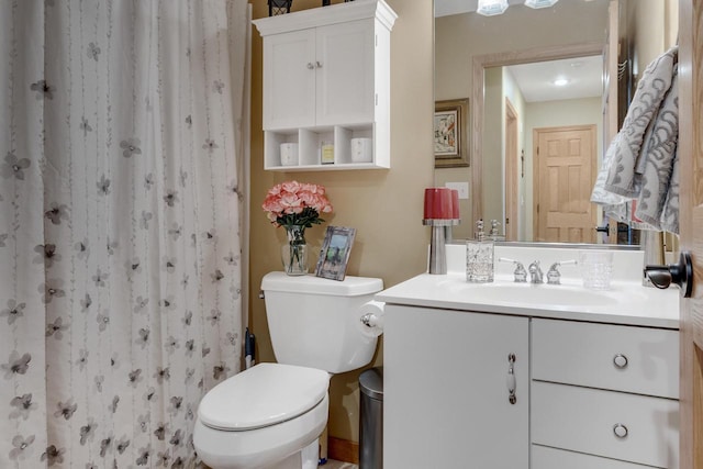 full bathroom featuring vanity, toilet, and a shower with curtain