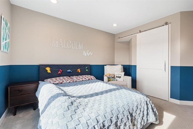 carpeted bedroom featuring recessed lighting, baseboards, and a barn door