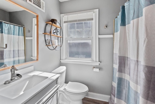 full bath with visible vents, baseboards, toilet, a shower with shower curtain, and vanity