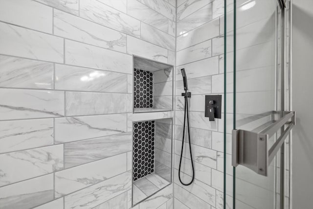 bathroom featuring a tile shower