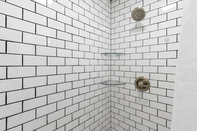 bathroom featuring tiled shower