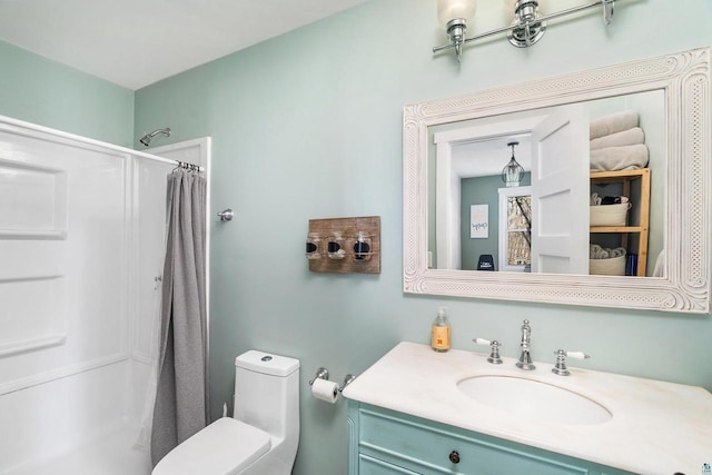 full bathroom with a shower with curtain, vanity, and toilet