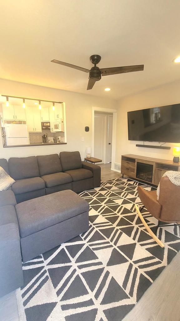 living room featuring recessed lighting, visible vents, and ceiling fan