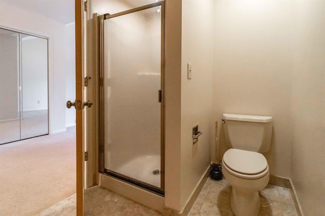 full bath with baseboards, toilet, and a stall shower