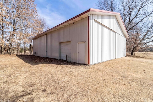 view of outdoor structure with an outbuilding