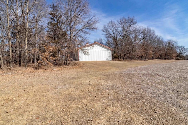 view of yard with an outbuilding