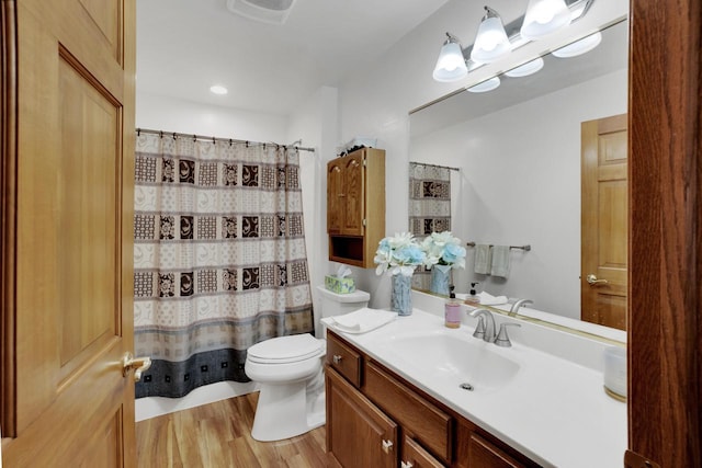 full bath featuring vanity, a shower with curtain, toilet, and wood finished floors