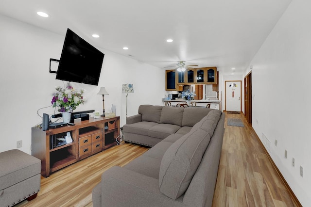 living area featuring recessed lighting, light wood-style floors, baseboards, and ceiling fan