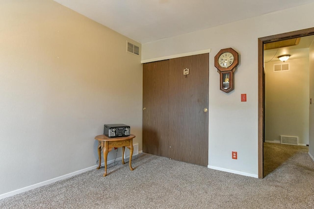 spare room featuring visible vents and carpet floors