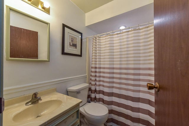 full bath featuring vanity, a shower with shower curtain, and toilet