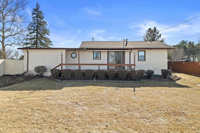 view of front facade featuring a front lawn and fence