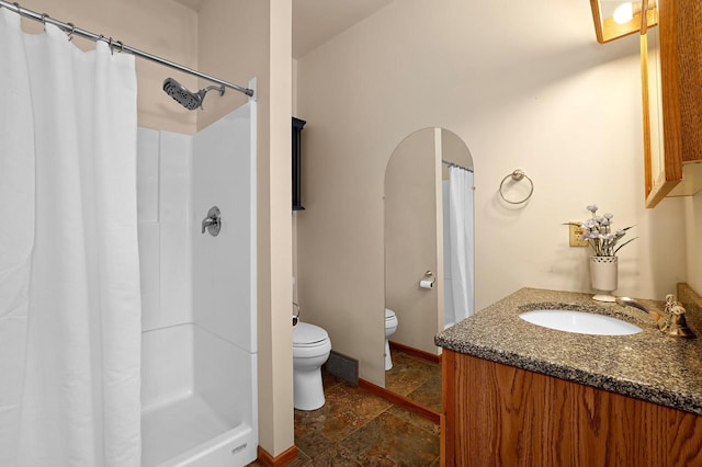 bathroom featuring visible vents, baseboards, toilet, a shower with shower curtain, and vanity