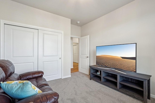 living area featuring baseboards and carpet