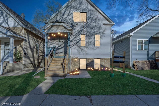 view of front of property featuring a front yard