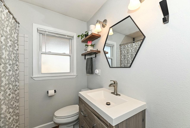 full bath featuring vanity, curtained shower, toilet, and baseboards