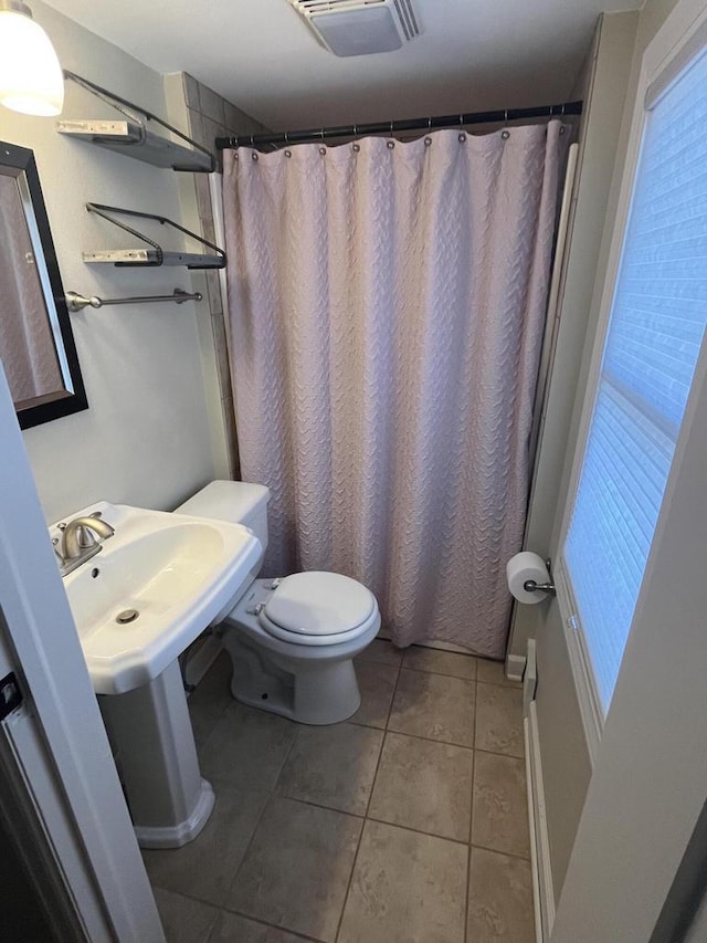 full bath featuring tile patterned flooring, curtained shower, toilet, and visible vents