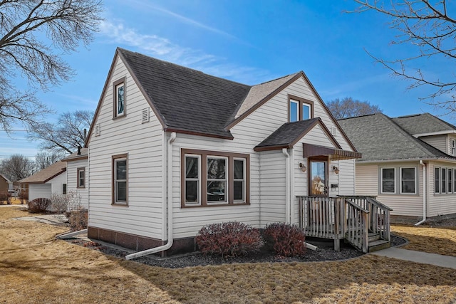 view of front of property featuring a shingled roof