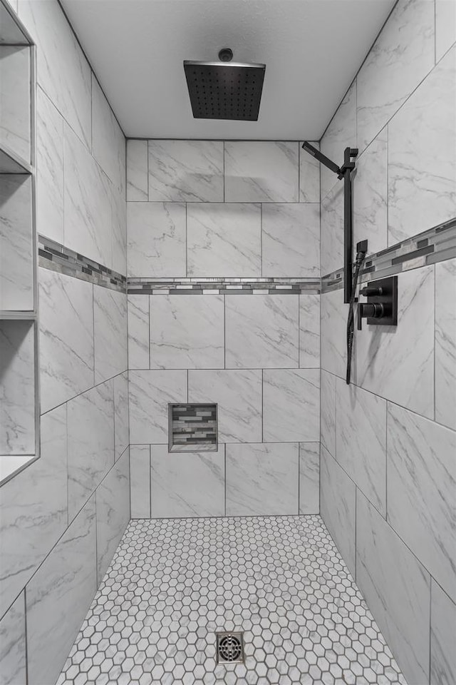 bathroom featuring a tile shower