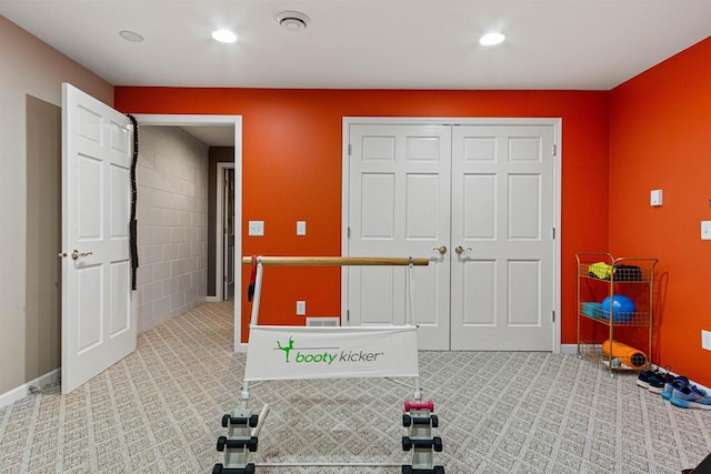 workout room with visible vents, recessed lighting, baseboards, and carpet floors