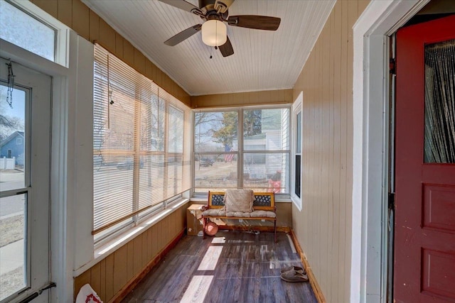 sunroom with ceiling fan