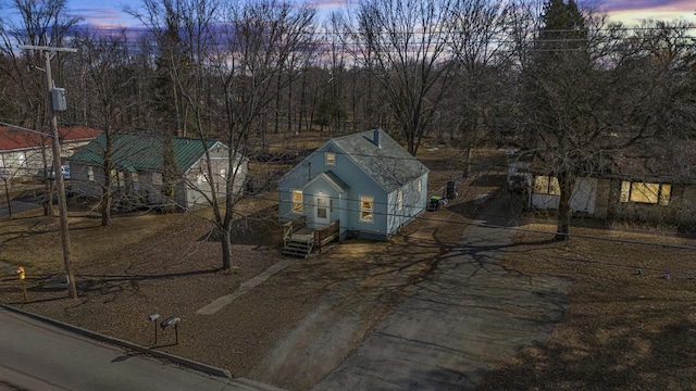 view of front facade featuring driveway