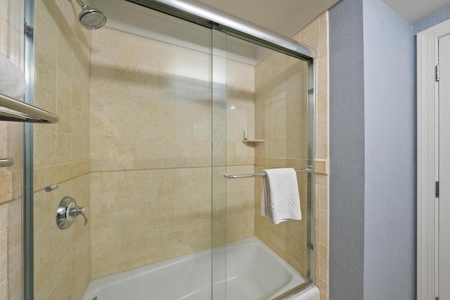 full bathroom with enclosed tub / shower combo