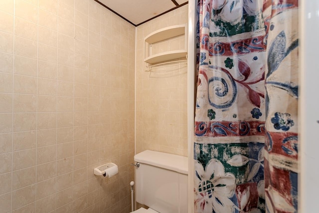 full bathroom featuring a shower with shower curtain, tile walls, and toilet