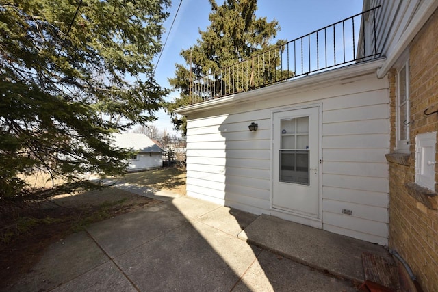 property entrance featuring a patio area