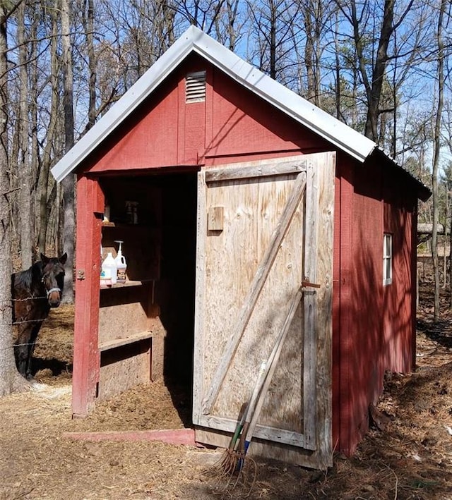 view of outbuilding featuring an outbuilding