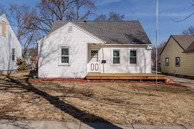 view of front of property featuring a shingled roof