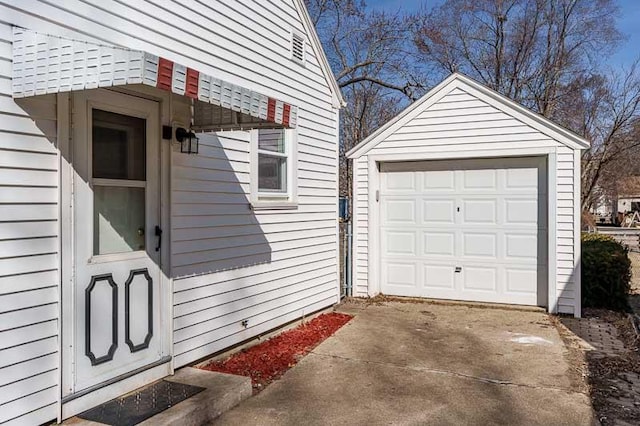 detached garage featuring concrete driveway