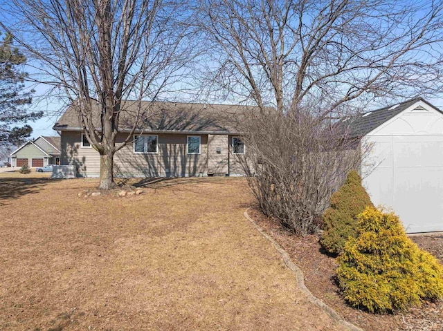 view of front of home featuring a front yard