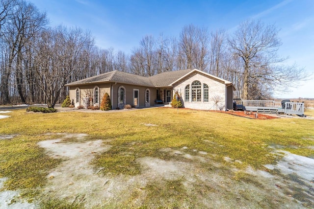 view of front of property featuring a front lawn