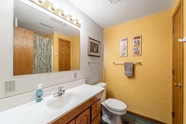 full bathroom featuring visible vents, baseboards, toilet, a shower with shower curtain, and vanity