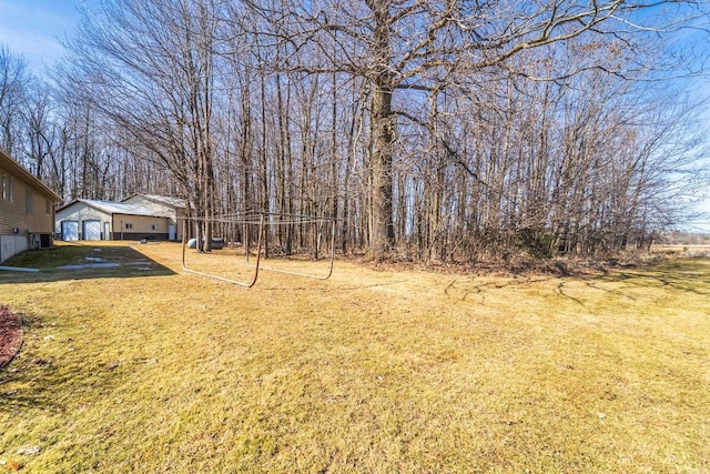 view of yard with an outdoor structure