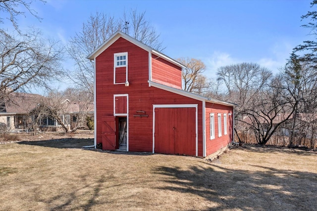 view of barn with a yard