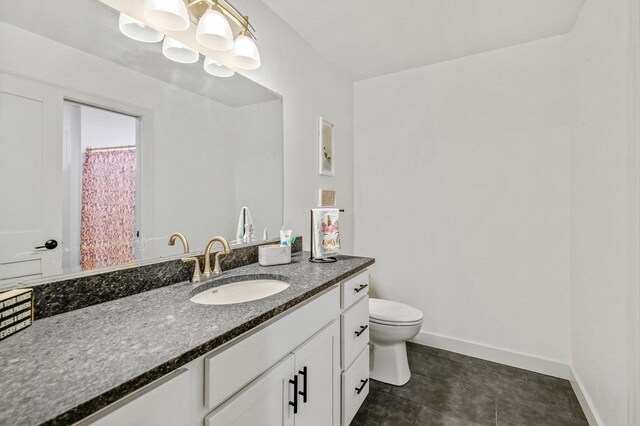 655 Sunset Grn, Bay, WI 54313 - full bath with curtained shower, baseboards, toilet, and vanity