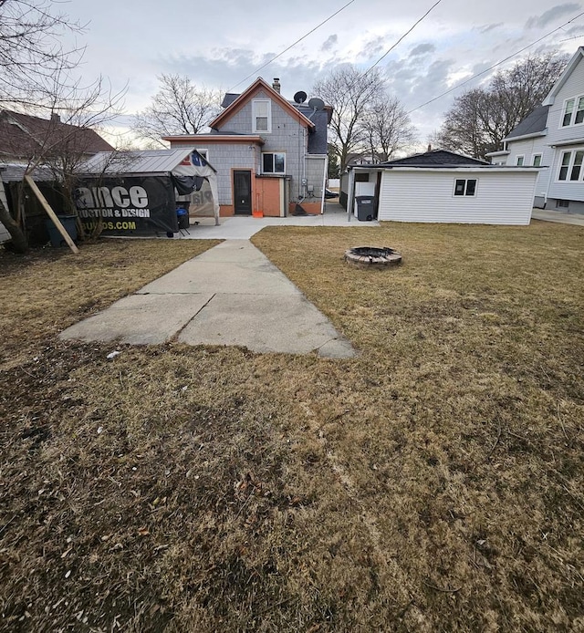 view of yard featuring an outdoor fire pit