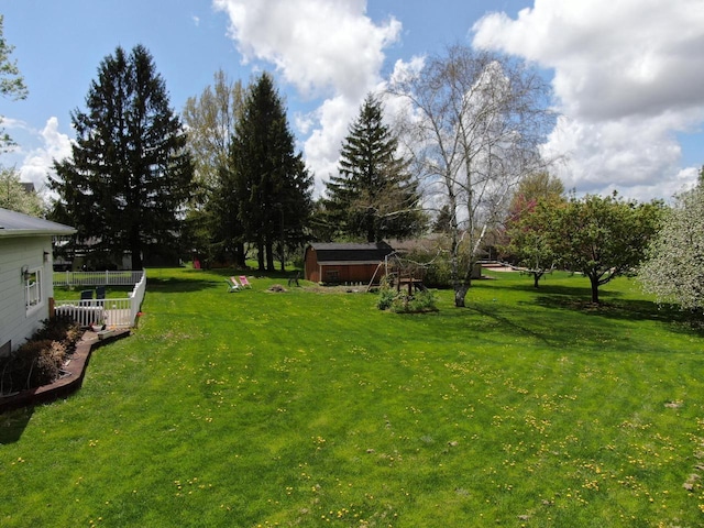 view of yard featuring an outdoor structure and a shed