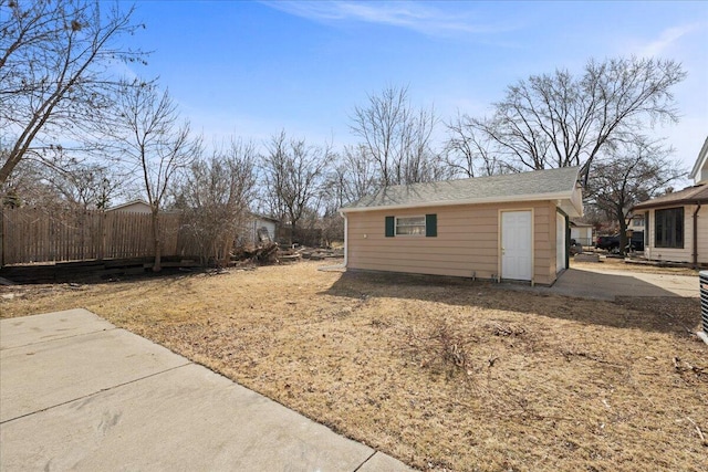 view of yard with an outdoor structure