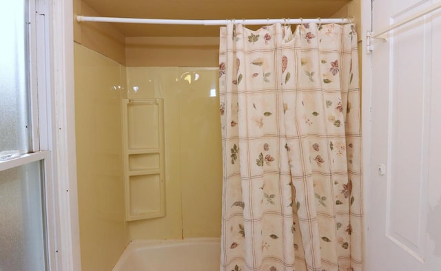 bathroom with shower / tub combo