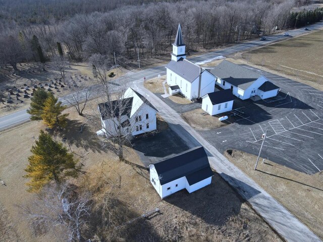 birds eye view of property featuring a wooded view